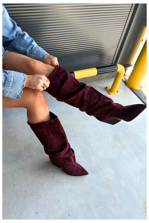 Botas femininas acima do joelho com parte superior curva e saltos em camurça na cor bordô Durela
