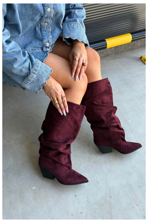 Botas femininas acima do joelho com parte superior curva e saltos em camurça na cor bordô Durela