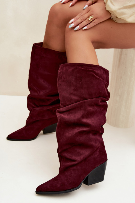Botas femininas acima do joelho com parte superior curva e saltos em camurça na cor bordô Durela