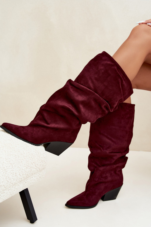 Botas femininas acima do joelho com parte superior curva e saltos em camurça na cor bordô Durela
