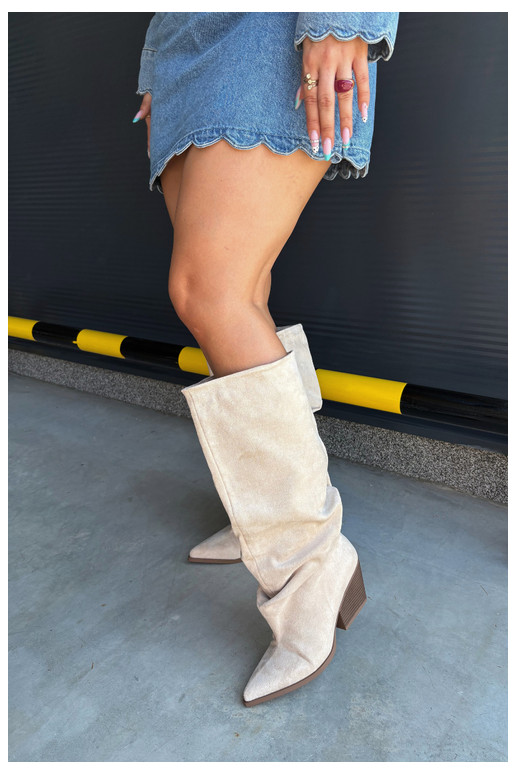 Botas femininas acima do joelho com parte superior curva e saltos em camurça na cor areia Durela