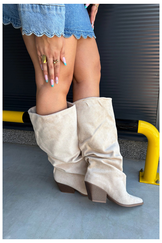 Botas femininas acima do joelho com parte superior curva e saltos em camurça na cor areia Durela
