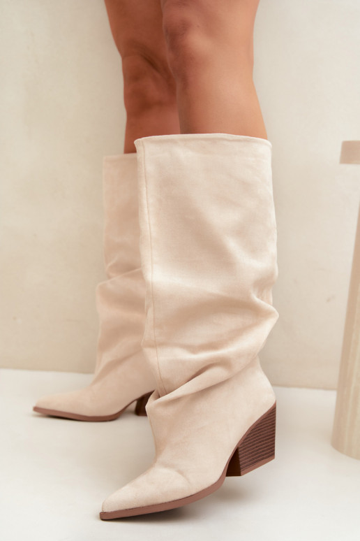 Botas femininas acima do joelho com parte superior curva e saltos em camurça na cor areia Durela