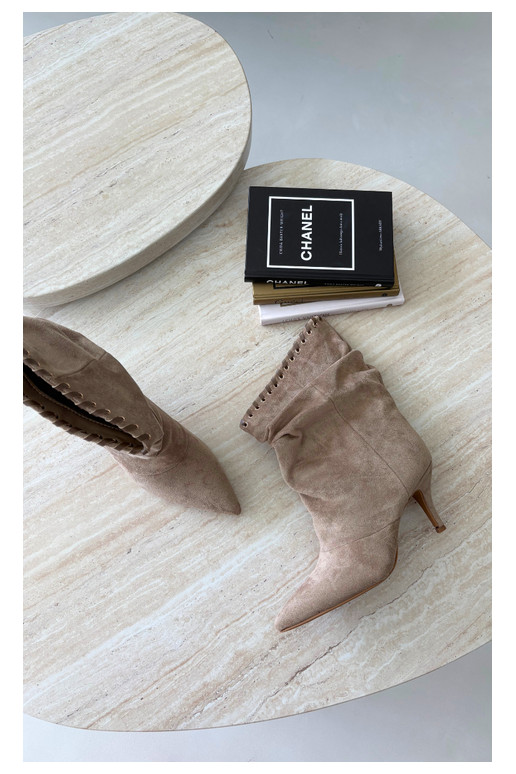 Botins enrugados com saltos finos na cor areia Herella