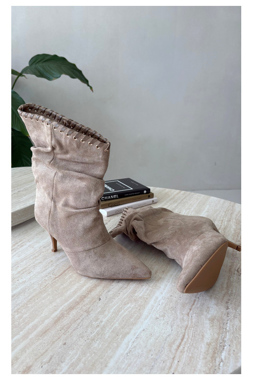 Botins enrugados com saltos finos na cor areia Herella