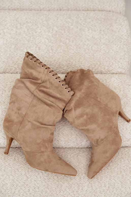 Botins enrugados com saltos finos na cor areia Herella