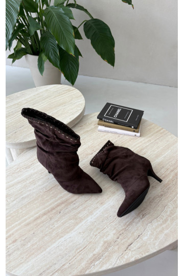 Botins enrugados com saltos finos na cor chocolate Herella 2