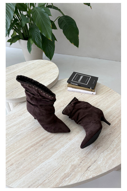 Botins enrugados com saltos finos na cor chocolate Herella