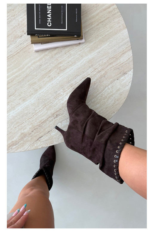 Botins enrugados com saltos finos na cor chocolate Herella