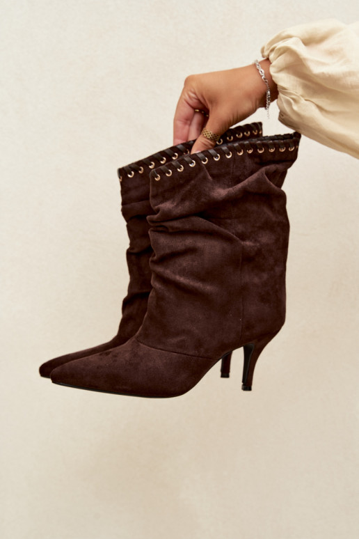Botins enrugados com saltos finos na cor chocolate Herella