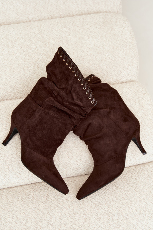 Botins enrugados com saltos finos na cor chocolate Herella