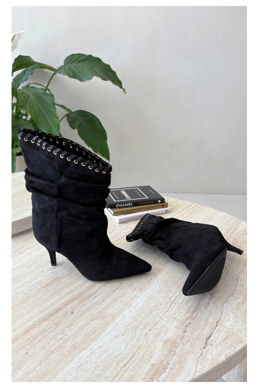 Botins enrugados com saltos finos na cor preta Herella