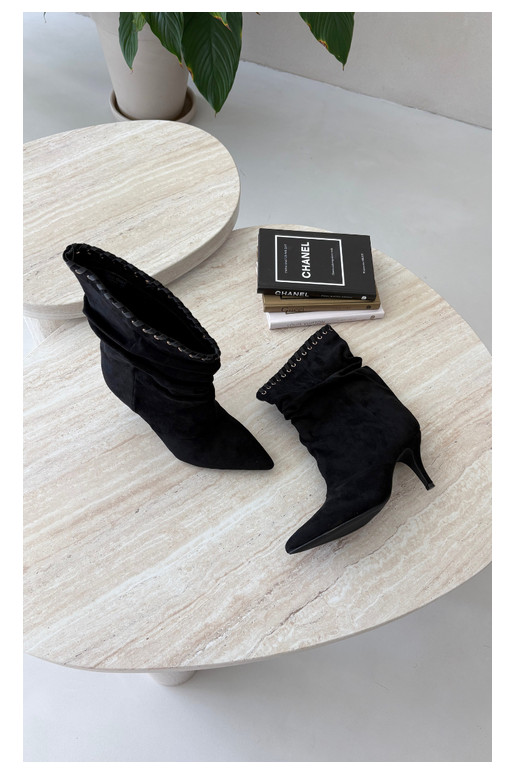 Botins enrugados com saltos finos na cor preta Herella