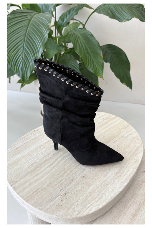 Botins enrugados com saltos finos na cor preta Herella