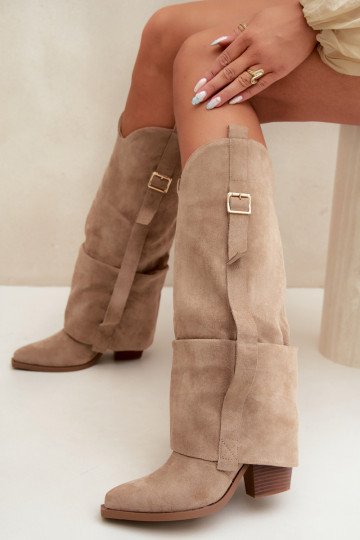 Botas femininas acima do joelho com saltos, babados e fivelas na cor areia Caster