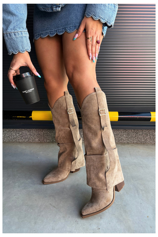 Botas femininas acima do joelho com saltos, babados e fivelas na cor areia Caster
