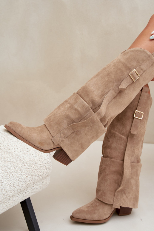 Botas femininas acima do joelho com saltos, babados e fivelas na cor areia Caster