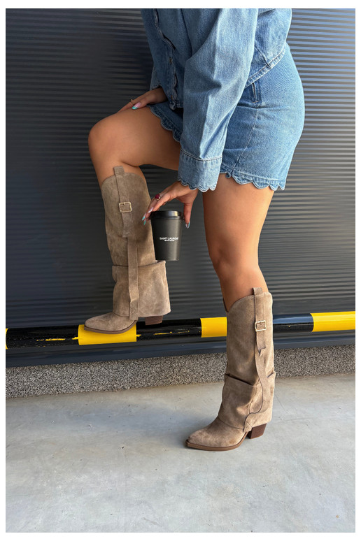 Botas femininas acima do joelho com saltos, babados e fivelas na cor areia Caster