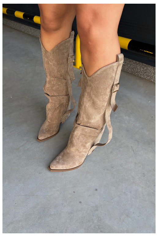 Botas femininas acima do joelho com saltos, babados e fivelas na cor areia Caster