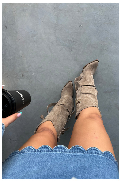 Botas femininas acima do joelho com saltos, babados e fivelas na cor areia Caster