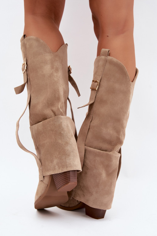 Botas femininas acima do joelho com saltos, babados e fivelas na cor areia Caster