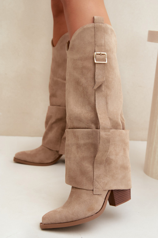 Botas femininas acima do joelho com saltos, babados e fivelas na cor areia Caster