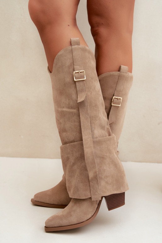 Botas femininas acima do joelho com saltos, babados e fivelas na cor areia Caster