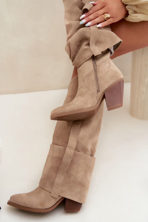 Botas femininas acima do joelho com saltos, babados e fivelas na cor areia Caster