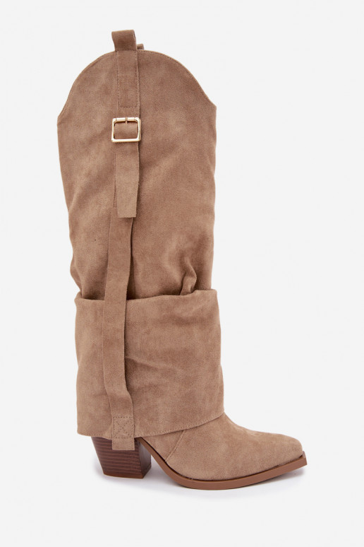 Botas femininas acima do joelho com saltos, babados e fivelas na cor areia Caster