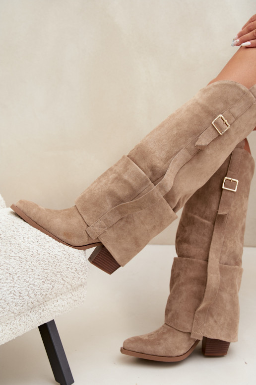 Botas femininas acima do joelho com saltos, babados e fivelas na cor areia Caster