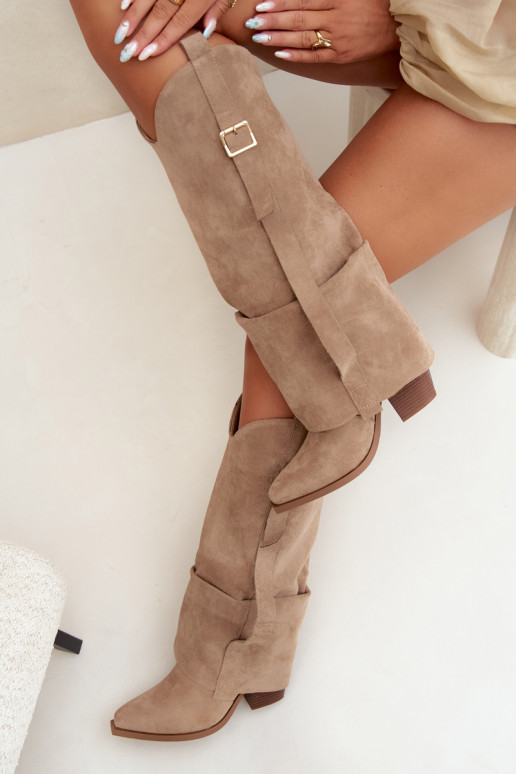 Botas femininas acima do joelho com saltos, babados e fivelas na cor areia Caster