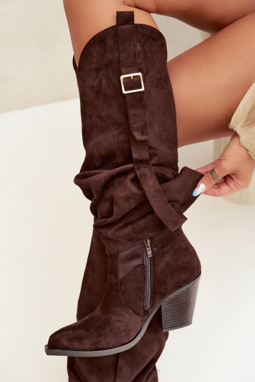 Botas femininas acima do joelho com saltos, babados e fivelas na cor chocolate Caster