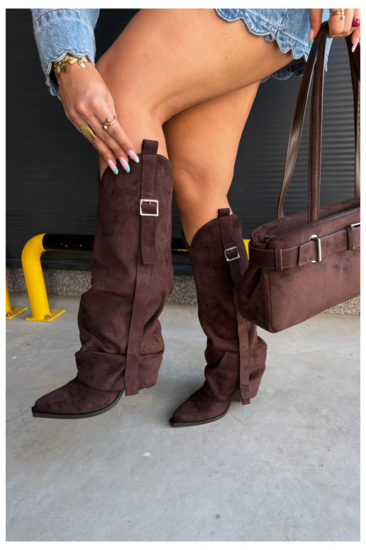 Botas femininas acima do joelho com saltos, babados e fivelas na cor chocolate Caster