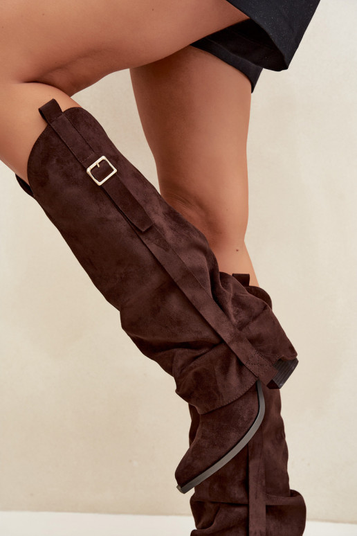 Botas femininas acima do joelho com saltos, babados e fivelas na cor chocolate Caster