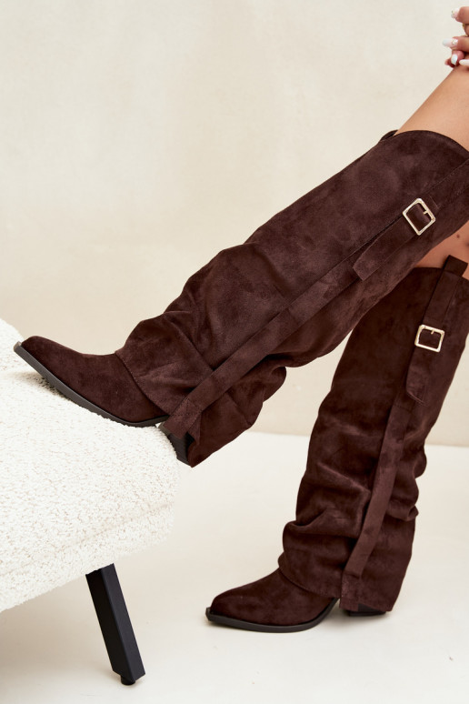 Botas femininas acima do joelho com saltos, babados e fivelas na cor chocolate Caster
