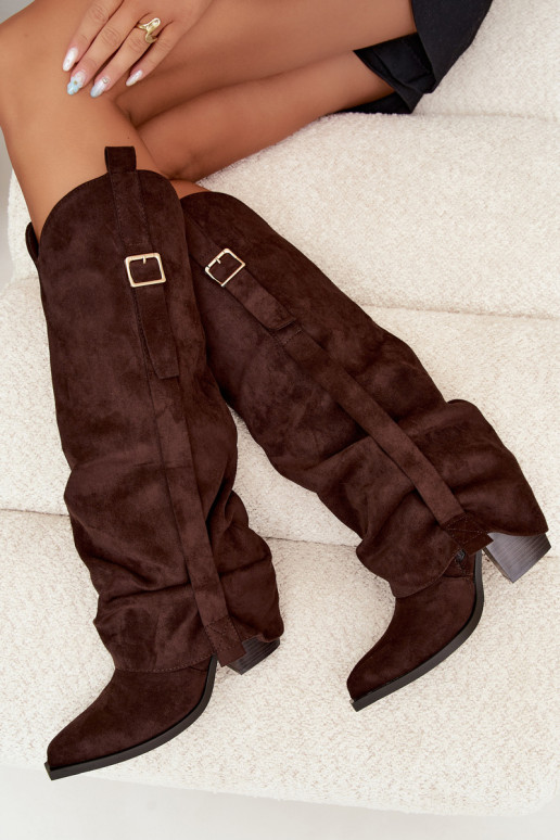 Botas femininas acima do joelho com saltos, babados e fivelas na cor chocolate Caster