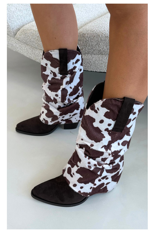 Botins estilo cowboy com cano curvo e saltos na cor marrom Havie