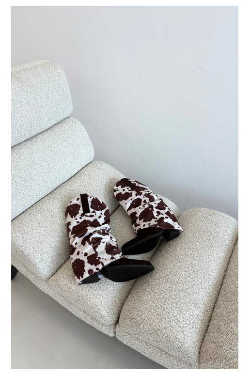 Botins estilo cowboy com cano curvo e saltos na cor marrom Havie