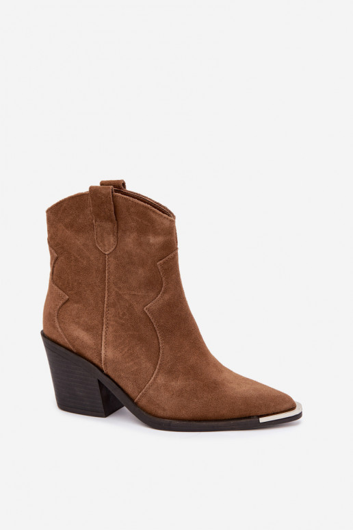 Botas castanhas em camurça de estilo cowboy isoladas com saltos Pelsa