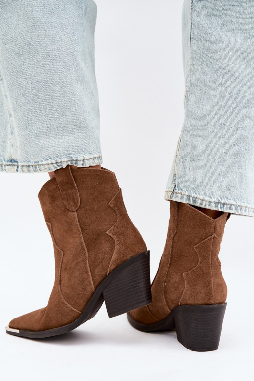Botas castanhas em camurça de estilo cowboy isoladas com saltos Pelsa