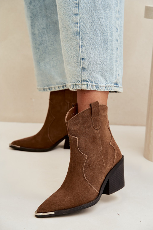 Botas castanhas em camurça de estilo cowboy isoladas com saltos Pelsa