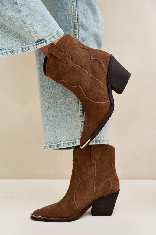Botas castanhas em camurça de estilo cowboy isoladas com saltos Pelsa