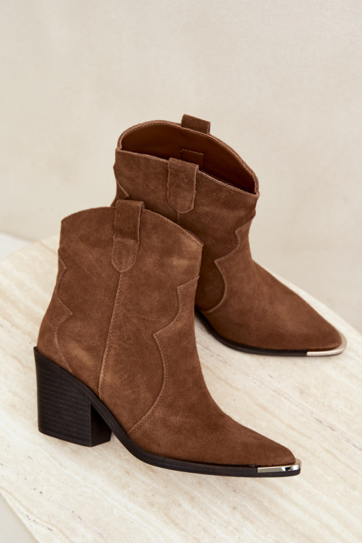 Botas castanhas em camurça de estilo cowboy isoladas com saltos Pelsa