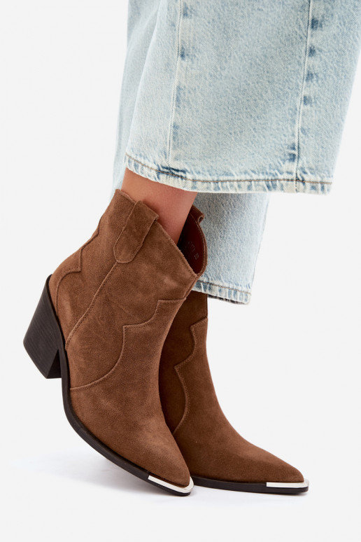 Botas castanhas em camurça de estilo cowboy isoladas com saltos Pelsa