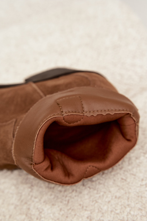 Botas castanhas em camurça de estilo cowboy isoladas com saltos Pelsa
