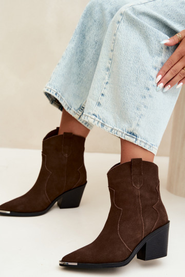 Botas de camurça chocolate de estilo cowboy isoladas com saltos Pelsa