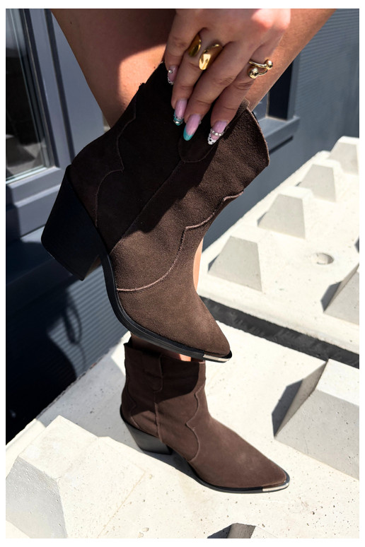 Botas de camurça chocolate de estilo cowboy isoladas com saltos Pelsa