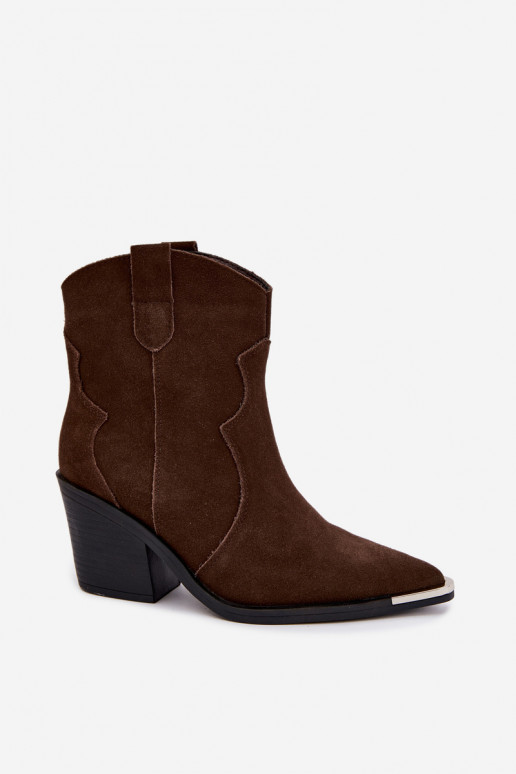 Botas de camurça chocolate de estilo cowboy isoladas com saltos Pelsa