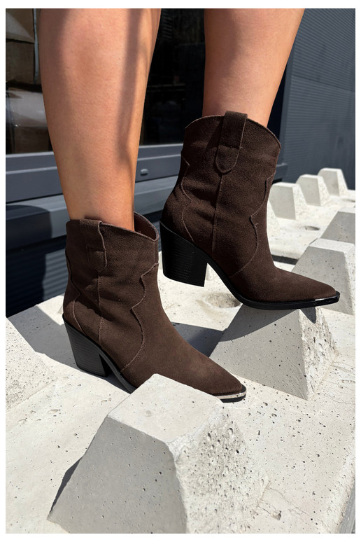 Botas de camurça chocolate de estilo cowboy isoladas com saltos Pelsa