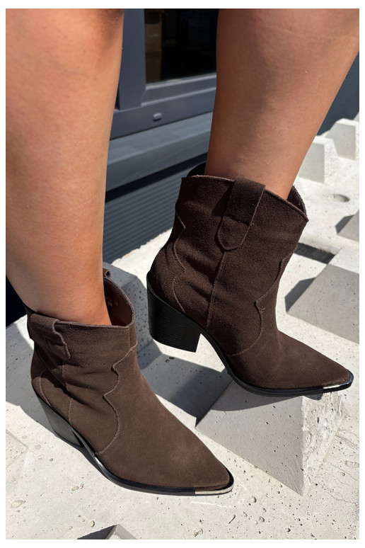 Botas de camurça chocolate de estilo cowboy isoladas com saltos Pelsa